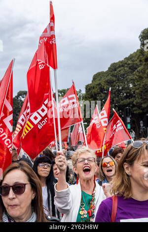 Demonstranten auf den Straßen von Valencia, Spanien am 1. Mai 2024, dem Internationalen Arbeitstag. Stockfoto