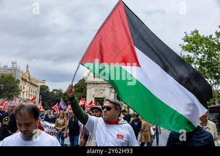 Demonstranten auf den Straßen von Valencia, Spanien am 1. Mai 2024, dem Internationalen Arbeitstag. Stockfoto