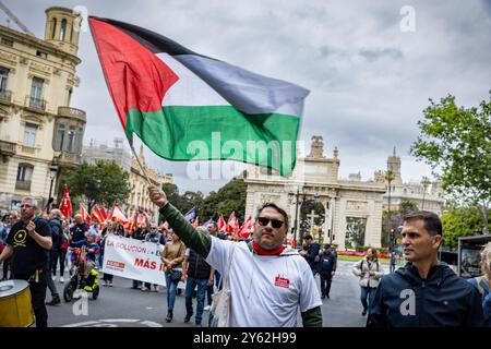 Demonstranten auf den Straßen von Valencia, Spanien am 1. Mai 2024, dem Internationalen Arbeitstag. Stockfoto