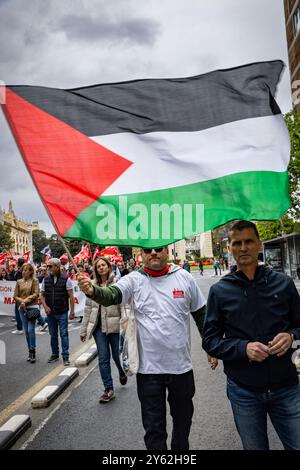 Demonstranten auf den Straßen von Valencia, Spanien am 1. Mai 2024, dem Internationalen Arbeitstag. Stockfoto