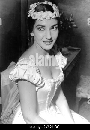 Maria Callas, die berühmte Sängerin, wird am Eröffnungsabend von „La Somnambula“ beim Edinburgh Festival in der Ankleidekammer eines Edinburgh Theatre gesehen. August 1957 Stockfoto