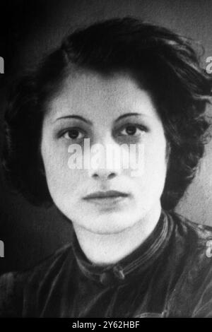 Sie gewann das George Cross. Das George Cross wurde posthum an Noor Inayat Khan von der Royal Air Force der Frauen verliehen . Miss Inayat Khan war die erste Funksprecherin, die in das vom Feind besetzte Frankreich eingedrungen ist. Sie wurde von der Gestapo gefangen genommen und im September 1944 im Alter von 30 Jahren in Dachau erschossen. Obwohl sie ständig von den Deutschen gesucht wurde, die sie unter ihrem Codenamen Madeleine kannten, wollte sie ihren Posten nicht verlassen. Miss Inayat Khan war die Tochter des verstorbenen Premierministers Inayat Khan, Professorin für Philosophie und Psychologie an der Universität Paris, und sie war e Stockfoto