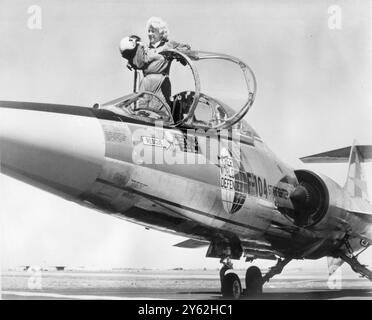 Jacqueline Cochran ist die weltweit berühmteste Pilotin mit Lockheed TF-104G Super Starfighter, die sie ansteuerte, um neue feminine Geschwindigkeitsrekorde in der Welt über der Edwards Air Force Base Kalifornien zu erzielen. Stockfoto