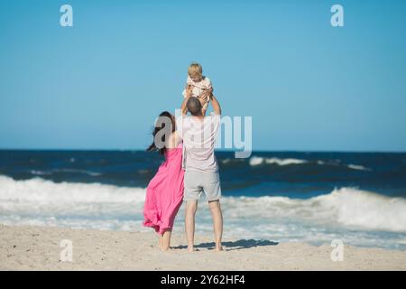 Tiefwinkelansicht der Eltern, die das Dughter gegen den Himmel heben Stockfoto