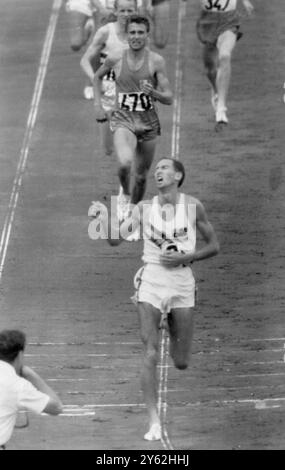 Rome: Herb Elliott aus Australien führt das Feld an und gewinnt in einer neuen Weltrekordzeit von 3 Minuten 35,6 Sekunden das Finale der 1.500 Meter langen Männer. Ihm folgen Michel Jazy von Frankreich und I. Rozsavolgyi von Ungarn. 6. September 1960 Stockfoto