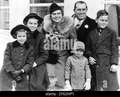 The Kelly ' s , Europe - Bound , 1936 . New York : Grace Kelly ( links im Alter von sieben Jahren ) deren phänomenaler Aufstieg zum Filmstar durch die Ankündigung ihrer Verlobung mit Prinz Rainier III . von Monaco gegipfelt wurde , wird gezeigt , als sie 1936 mit ihrer Familie nach Europa segelte . Von links nach rechts sind Grace, Margaret, 9, ihre Mutter, Margaret , Elizabeth , 3 , ihren Vater John B Kelly und John B Kelly Junior . 1936 Stockfoto