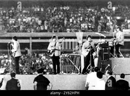 New York, USA: Die Beatles Rock 'n Roll durch eine Nummer während ihres Konzerts im New Yorker Shea Stadium. Schätzungsweise 56.000 Beatle-Fans blockierten das Stadion, um die Eröffnungsaufführung der britischen Gesangsgruppe der dritten US-Tour zu sehen und zu hören. Es war die größte Single-Publikumsliebling.g am 16. August 1965 Stockfoto