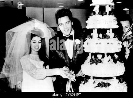 Der erste Millionär-Rock 'n' Roll-Sänger Elvis Presley hilft seiner 22-jährigen Braut Priscilla Ann Beaulieu, ihre Hochzeitstorte zu schneiden, bei einem Empfang, der nach ihrer Hochzeit im Alladin Hotel stattfindet, heute am 1. Mai. Die 32-jährige Presley und Miss Beaulieu trafen sich 1959 während seines Militäraufenthalts in deutschland, wo ihr Vater Offizier der Luftwaffe war. Die Hochzeitszeremonie fand im Haus des Hotelbesitzers Milton Prell statt. Es war Presleys erste Ehe am 1. Mai 1967 Stockfoto