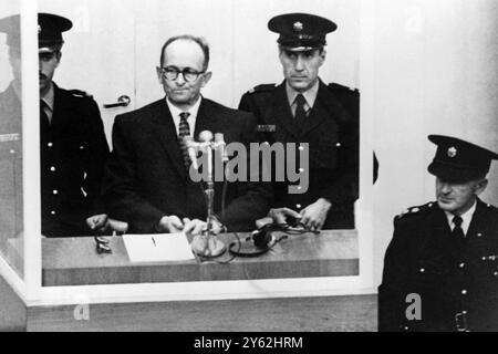 11. APRIL 1961 ADOLF EICHMANN IM KUGELSICHEREN DOCK AM ERSTEN TAG DES PROZESSES, WO ER DES MASSENMORDES AN JUDEN WÄHREND DES ZWEITEN WELTKRIEGS BESCHULDIGT WIRD. Stockfoto