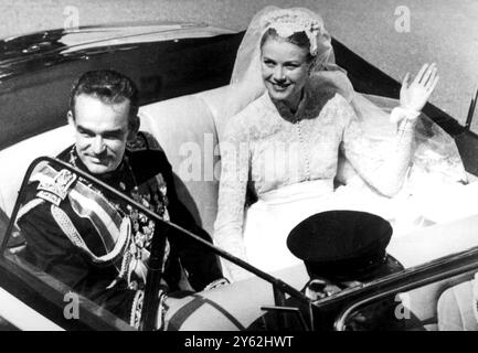 Heirat von Prinz Rainier III. Und Grace KellyPrinz Rainier und Prinzessin Grace lächeln glücklich, als sie heute Morgen in einem offenen Auto durch die Straßen von Monte Carlo fahren. Fotografiert von Stuart Heydinger am 19. April 1956 Stockfoto