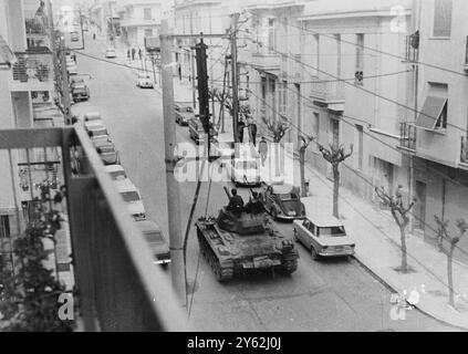 Ein Panzer patrouilliert gestern während der Militärübernahme in Athen. Die Truppen verhängten eine Ausgangssperre und die Streitkräfte verhafteten linke Verdächtige. Griechenland kehrte gestern nach dem Militärputsch fast vollständig zur Normalität zurück. In der Nacht gab es sporadische Schießereien, aber es gab keine Berichte über Zwischenfälle. 23. April 1967 Stockfoto