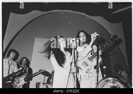 Beatle John Lennon und seine Frau Yoko Ono veranstalten am 16. Dezember 1969 ein Popkonzert zugunsten des Kinderhilfswerks der Vereinten Nationen (UNICEF) Stockfoto