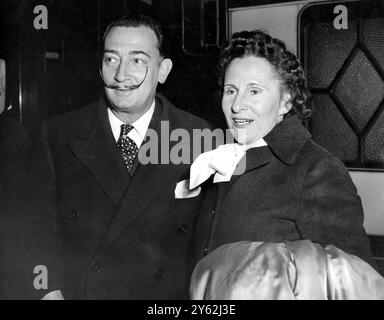 Bei seiner Ankunft mit seiner Frau auf dem Golden Arrow am Londoner Bahnhof Victoria Station ist Salvador Dali, der surrealistische Künstler. Er soll die Rolle des Richard III. Aus seinem neuen Film malen. 25. April 1955 Stockfoto