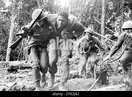 DAK to, Südvietnam: Ein verwundetes Mitglied der 173rd Airborne Brigade der Vereinigten Staaten wird am 20. November 889 auf dem Höhepunkt einer Schlacht mit nordvietnamesischen Stammleuten durch den dicken Dschungel von Hill geholfen. Die Amerikaner sollen in den zwei Tagen 157 Männer verloren haben. Die Schlacht war eine der blutigsten Aktionen der 20 Tage alten Central Highlands Campaign. Etwa 1,1120 Nordvietnamesen sollen bei Dak getötet worden sein. 22. November 1967 Stockfoto