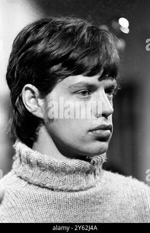 Mick Jagger , Leadsänger der Rolling Stones in der Fernsehsendung Ready Steady Go . 1965 Stockfoto