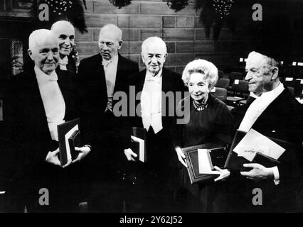 Nobelpreisträger. Stockholm, Schweden: Verleihung des Nobelpreises in der Stockholmer Konzerthalle. Das Bild zeigt die Gewinner nach der Zeremonie. Von links: Dr. Charles Huggins, USA; Dr. Alfred Kastler, Frankreich; Dr. Robert S. Mullikan, USA; Dr. Peyton Rous, USA, Nelly Sachs, geboren in Deutschland, lebt jetzt in Schweden und Dr. Samuel Agnon, Israel. Dezember 1966 Stockfoto