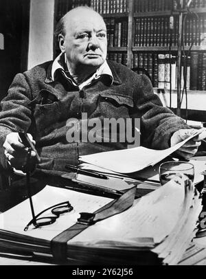 Churchill schreibt " der zweite Weltkrieg " Sir Winston Churchill bei der Arbeit an seinem Buch " der zweite Weltkrieg " in seiner Studie in " Chartwell ", seinem Haus in der Kent-Landschaft. 1959 Stockfoto