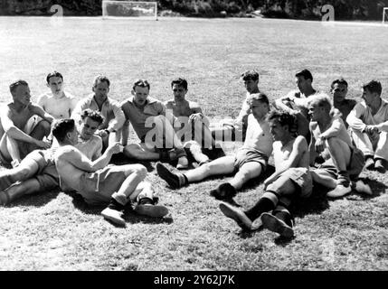 Die schwedische Fußballmannschaft, die nächsten Monat am WM-Turnier in Rio de Janeiro teilnehmen wird, trainiert jetzt am Boson Gymnastikinstitut in der Nähe von Stockholm. Die schwedische Mannschaft ruht während des Trainings in Boson. Sie sind von links nach rechts: Olle Alund (Halfback), Ingvar Reydell (Mitte), George Raynor (der englische Trainer), hasse Jeppson (Mitte), Erik Nilsson (Rückseite), Bror Nellberg (Mitte), Arne Mansson (Mitte), Stig Sundquist (Flügelstürmer), Egon Jonsson (Flügelstürmer) Gunnar Johanson (Flügelstürmer), Sune Anderson (Halfback), Navka Skoglung (vorwärts), Kalle Swensson (Torhüter) und Stelllen Nilsson (Sieg) Stockfoto