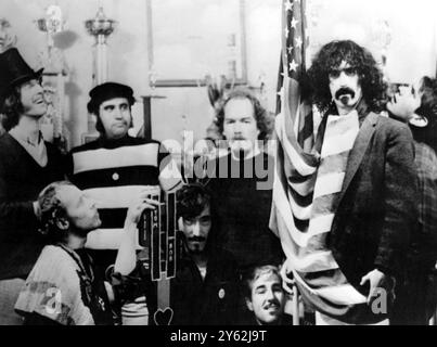 Amerikas psychedelisch inspirierte Popgruppe Mütter der Erfindung. Sie werden von Frank Zappa (rechts, mit Schnurrbart) 1967 geführt Zappa, Francis Vincent Jr. (Frank) US-amerikanischer ikonoklastischer Musiker, Sänger und Songwriter; zusammen mit The Mothers of Invention nahmen die Alben Freak Out! 1966, "absolut kostenlos" 1967, "Wir sind nur für das Geld dabei" 1968  1940-1993 Stockfoto