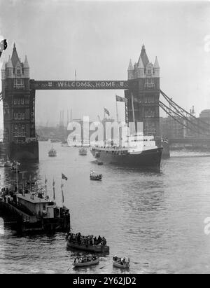 Durch die einladende Tower Bridge bewegt sich langsam die Royal Yacht „Britannia“, während sie zum Liegeplatz kommt. An Bord sind Queen Elizabeth II. Der Duke of Edinburgh und die königlichen Kinder. London - 15. Mai 1954 Stockfoto