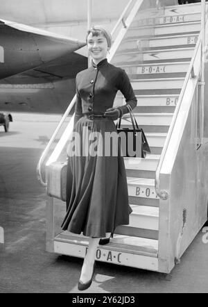 Die Filmschauspielerin Audrey Hepburn im Turban-Stil kommt von New York aus am Flughafen London an. Mai 1953 Stockfoto