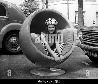 Glasfaserstuhl, bekannt als die Bombe des finnischen Designers Eero Aarnio, wird in einer Londoner Straße nach dem Vorbild von Tessa Worth gezeigt. 29. Juni 1966 Stockfoto