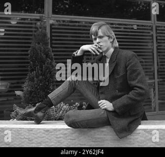 DAVID BOWIE DER 19-jährige David Jones aus Bromley , Kent , der von der Kunstschule zum Werbespiel ging und von dort in die Welt der Popmusik ging . Davy, der hier entspannt, ist jetzt der Anführer der aufstrebenden Gruppe Davy Jones und das untere Drittel und alles für einen Chart-Eintrag mit You've Have a Angewohnheit, mich zu verlassen, komponiert und gesungen von Davy. 1965 Stockfoto