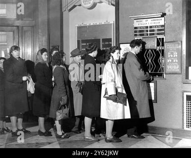 Amerikanischer GI siedelt sich in Großbritannien An und besucht das Kino Finsbury Park Astoria 1947 Stockfoto