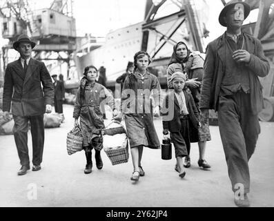 Polnische Flüchtlinge, die am 29. August 1939 vom polnischen Dampfschiff Warszawa in der Themse aussteigen Stockfoto