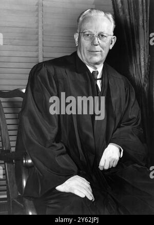 Gouverneur Earl Warren, ehemaliger Gouverneur von Kalifornien, posiert in seinen Gewändern im Gebäude des Supreme Court hier, nachdem er als 14. Chief Justice der Vereinigten Staaten vereidigt wurde. Oktober 1953 Stockfoto