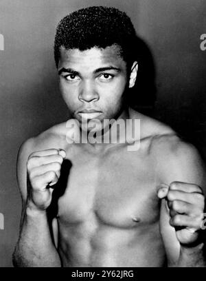 Ein Porträt von Cassius Clay aus dem Jahr 1962 S Boxer, der gegen Archie Moore in San Francisco kämpfen soll, um den Weltmeistertitel von Sonny Liston zu gewinnen. Stockfoto