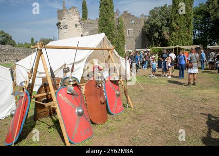 Rom, Italien. September 2024. Eine Darstellung eines antiken römischen Legionslagers in der Nähe des Mausoleums von Cecilia Metella anlässlich des Appia-Tages in Rom. Der Tag der Appia, der jedes Jahr zwischen Rom und Brindisi stattfindet, ist eine Gelegenheit, den Charme und die Verzauberung des antiken Via Appia und die Landschaften zu feiern, die entlang der Route zwischen den tausendjährigen Überresten der einst römischen Zivilisation entdeckt werden können. Der Appianische Weg war die Römerstraße, die Rom zunächst mit Capua verband und sich in den folgenden Jahrhunderten bis Brundisium (Brindisi) erstreckte. Von den Römern betrachtet t Stockfoto