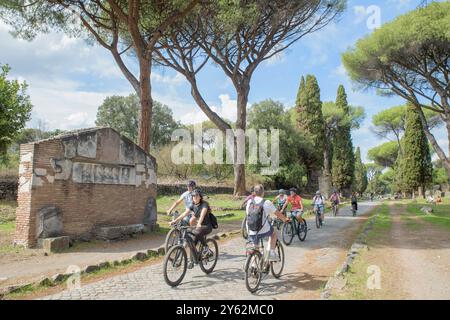 Rom, Italien. September 2024. Kinder und Erwachsene reisen die alte Via Appia zu Fuß und mit dem Fahrrad anlässlich des Tag der Appia in Rom. Der Tag der Appia, der jedes Jahr zwischen Rom und Brindisi stattfindet, ist eine Gelegenheit, den Charme und die Verzauberung des antiken Via Appia und die Landschaften zu feiern, die entlang der Route zwischen den tausendjährigen Überresten der einst römischen Zivilisation entdeckt werden können. Der Appianische Weg war die Römerstraße, die Rom zunächst mit Capua verband und sich in den folgenden Jahrhunderten bis Brundisium (Brindisi) erstreckte. Von den Römern als Qu angesehen Stockfoto