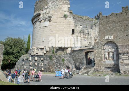 Rom, Italien. September 2024. Besucher vor dem Mausoleum von Cecilia Metella anlässlich des Appia-Tages in Rom. Der Tag der Appia, der jedes Jahr zwischen Rom und Brindisi stattfindet, ist eine Gelegenheit, den Charme und die Verzauberung des antiken Via Appia und die Landschaften zu feiern, die entlang der Route zwischen den tausendjährigen Überresten der einst römischen Zivilisation entdeckt werden können. Der Appianische Weg war die Römerstraße, die Rom zunächst mit Capua verband und sich in den folgenden Jahrhunderten bis Brundisium (Brindisi) erstreckte. Von den Römern als Königin der Straßen angesehen, ist es Stockfoto