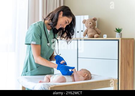 Kinderärztin, die Reflexe des Neugeborenen im Krankenhaus überprüft Stockfoto