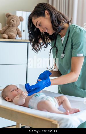 Kinderärztin, die Reflexe des Neugeborenen im Krankenhaus überprüft Stockfoto