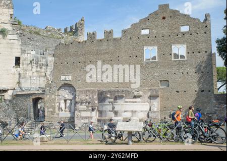 Rom, Italien. September 2024. Radfahrer vor dem Mausoleum von Cecilia Metella anlässlich des Appia-Tages in Rom. Der Tag der Appia, der jedes Jahr zwischen Rom und Brindisi stattfindet, ist eine Gelegenheit, den Charme und die Verzauberung des antiken Via Appia und die Landschaften zu feiern, die entlang der Route zwischen den tausendjährigen Überresten der einst römischen Zivilisation entdeckt werden können. Der Appianische Weg war die Römerstraße, die Rom zunächst mit Capua verband und sich in den folgenden Jahrhunderten bis Brundisium (Brindisi) erstreckte. Von den Römern als Königin der Straßen angesehen, ist es Stockfoto