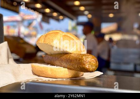 München, Bayern, Deutschland - 23. September 2024: Vegane Bratwurst im Brötchen auf dem Oktoberfest kann man an einem der zahlreichen Imbissstände sehen. Die vegane Wurst wird traditionell in Brötchen serviert und bietet eine pflanzliche Alternative zu den sonst fleischschweren Spezialitäten des Festivals *** Vegane Bratwurst im Brötchen auf dem Oktoberfest zu sehen bei einem der zahlreichen Imbissstände. Die vegane Wurst wird traditionell im Semmel serviert und bietet eine pflanzliche Alternative zu den sonst fleischlastigen Spezialitäten des Festes Stockfoto