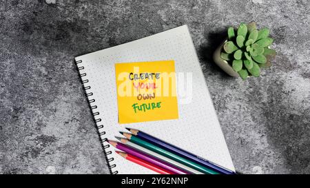 Das Konzept „Erstellen Sie Ihre eigene Zukunft“ Schreiben Sie auf Haftnotizen, die auf einem Holztisch isoliert sind. Stockfoto