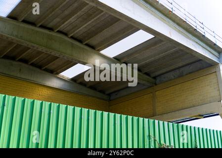 Dach eines im Bau befindlichen Industrielagers Stockfoto