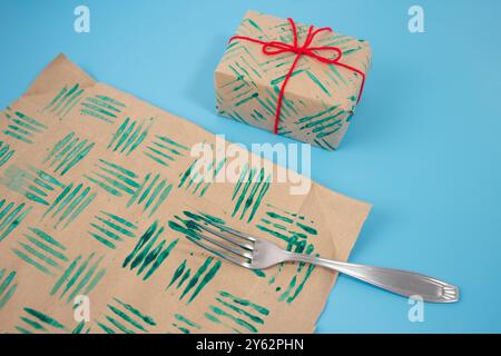 Lehrbuch für dekorative Stempel mit Gabel in der Farbe und Blättern Papier. Erstellen Sie einzigartiges Geschenkpapier, DIY-Bastelprojekt für personalisierte Designs. Ch Stockfoto