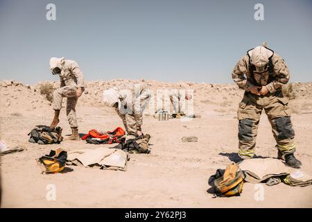 Die US-Marines wurden der Marine Aviation Weapons and Tactics Squadron One don Crash Feuerrettung zugeteilt, während einer Demonstration von Expeditionsfeuer- und Rettungsverfahren im Rahmen des Weapons and Tactics Instructor Course 1-25, an der Marine Corps Air Station Yuma, Arizona, 17. September 2024. Waffen und Taktik Instructor Course ist eine siebenwöchige Schulungsveranstaltung, die von MAWTS-1 veranstaltet wird und die operative Integration der sechs Funktionen der Marine Luftfahrt zur Unterstützung der Marine Air Ground Task Force, Joint and Coalition Forces betont. (Foto des U.S. Marine Corps von Lance CPL. Micah Thomp Stockfoto