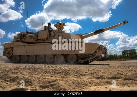 Soldaten der US-Armee mit 2nd Platoon (war Devils), Battle Company, 3rd Bataillon 8th Cavalry Regiment, 1st Armored Battalion Combat Team, 1st Cavalry Division, verlassen das Einsatzgebiet in ihre Table V Iteration, als Teil einer Crew Qualification Gunnery mit den M1A2 SEP V3 Abrams Main Battle Panzern, in Blackwell Range auf Fort Cavazos, TX, 20. September 2024. Die Qualifikation der Besatzung überprüft die Letalität und Wirksamkeit der Besatzung einer Einheit und ihre Fähigkeit, Einsätze mit den Waffensystemen ihrer Fahrzeuge effizient durchzuführen. (Foto der US-Armee von Sgt. Nicholas Goodman) Stockfoto