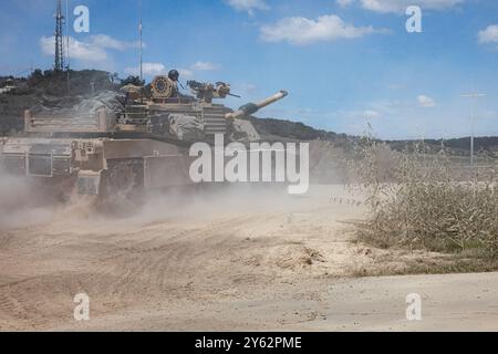 Soldaten der US-Armee mit 2nd Platoon (war Devils), Battle Company, 3rd Bataillon 8th Cavalry Regiment, 1st Armored Battalion Combat Team, 1st Cavalry Division, fährt einen M1A2 SEP V3 Abrams Main Battle Tank zum Table V Crew Qualification Gunnery Range in Fort Cavazos, TX, 20. September 2024. Die Qualifikation der Besatzung überprüft die Letalität und Wirksamkeit der Besatzung einer Einheit und ihre Fähigkeit, Einsätze mit den Waffensystemen ihrer Fahrzeuge effizient durchzuführen. (Foto der US-Armee von Sgt. Nicholas Goodman) Stockfoto