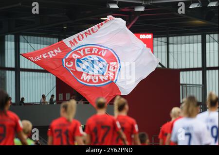 München, Deutschland. September 2024. München, 23. September 2024: Große Flagge winkt mitten im Spielfeld vor dem Google Pixel Frauen-Bundesliga-Spiel zwischen dem FC Bayern München und der TSG Hoffenheim auf dem FC Bayern Campus München über die Köpfe des Spielers. (Sven Beyrich/SPP) Credit: SPP Sport Press Photo. /Alamy Live News Stockfoto