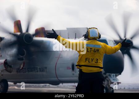 ATLANTIK (22. September 2024) – der Luftfahrt Boatswain's Mate 2nd Class Alex Ramirez, der der Luftabteilung an Bord des weltweit größten Flugzeugträgers, USS Gerald R. Ford (CVN 78), zugewiesen wurde, leitet einen C-2A Greyhound, der an den 'Rawhides' der Fleet Logistics and Support Squadron (VRC) 40 angeschlossen ist, während der Flugzeugträgerqualifikation, 22. September 2024. Die USS Gerald R. Ford ist im Atlantik unterwegs, um die Kernkapazitäten der Einheiten während der Grundphase des optimierten Flottenreaktionsplans weiter zu entwickeln. (Foto der US Navy von Seaman Tajh Payne, Spezialist für Massenkommunikation) Stockfoto