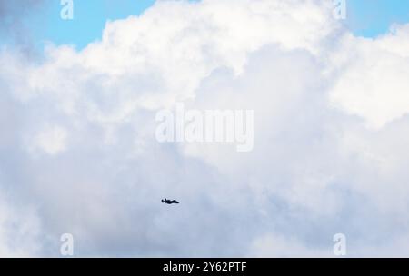 Ein Pilot der Luftwaffe führt am 6. September 2024 ein A-10C Thunderbolt II Flugzeug von der 303rd Fighter Squadron der Whiteman Air Force Base, Mo., über den Luftraum auf der North Post in Fort McCoy, Wiss., als Teil der Ausbildungsmaßnahmen bei der Installation. Laut dem Datenblatt der Air Force für die A-10C ist die Thunderbolt II das erste Luftwaffenflugzeug, das speziell für die enge Luftunterstützung von Bodenkräften entwickelt wurde. Sie sind einfache, effektive und überlebensfähige zweimotorige Düsenflugzeuge, die gegen leichte maritime Angriffsflugzeuge und alle Bodenziele, einschließlich Panzer und andere gepanzerte Fahrzeuge, eingesetzt werden können. Die Stockfoto