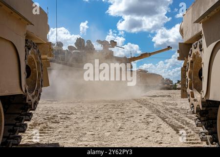 Soldaten der US-Armee mit dem 8. Kavallerieregiment, 1. Panzerbataillon Combat Team, 1. Kavalleriedivision, verlassen das Einsatzgebiet in ihrer Tabelle V Iteration, als Teil einer Besatzungsqualifikation mit den M1A2 SEP V3 Abrams Main Battle Tanks, in der Blackwell Range auf Fort Cavazos, TX, 20. September 2024. Die Qualifikation der Besatzung überprüft die Letalität und Wirksamkeit der Besatzung einer Einheit und ihre Fähigkeit, Einsätze mit den Waffensystemen ihrer Fahrzeuge effizient durchzuführen. (Foto der US-Armee von Sgt. Nicholas Goodman) Stockfoto