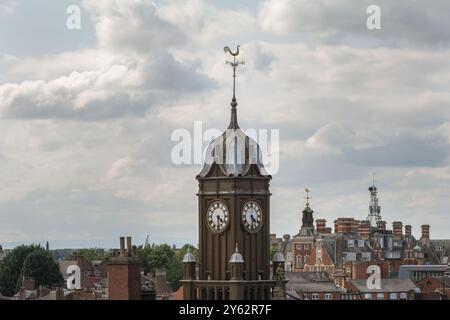 Blick auf den Uhrenturm der Oper in York vom Clifford's Tower, Yorkshire, England Stockfoto