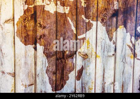 Nahaufnahme der Weltkarte auf Holzdielen mit Schwerpunkt auf dem afrikanischen Kontinent. Stockfoto